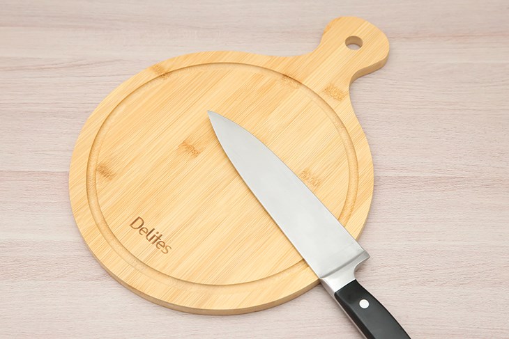 Thớt tre thái tròn có tay cầm 25 cm Delites 19102503-1 được làm từ chất liệu tre tự nhiên, thân thiện với môi trường