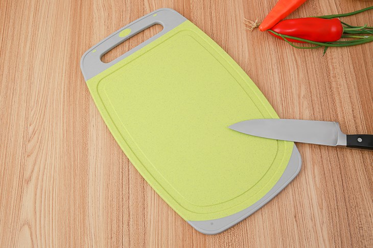 Thớt lúa mạch oval 41 x 25.5 cm Delites LD-CB001A có bề mặt không thấm nước, dễ làm sạch, hạn chế vi khuẩn bám dính