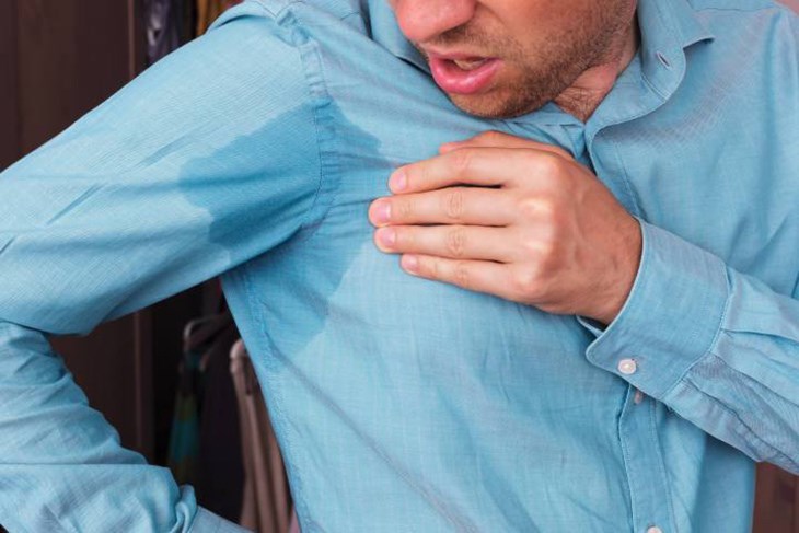 Vết vẩn do mồ hôi thường xuất hiện ở chỗ cổ áo hoặc nách áo