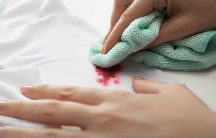 Bạn có thể giặt sạch vết bẩn từ máu bám trên quần áo bằng muối và nước lạnh