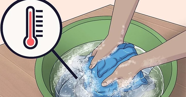 Cách giặt sạch quần áo dính bùn với nước nóng bằng tay