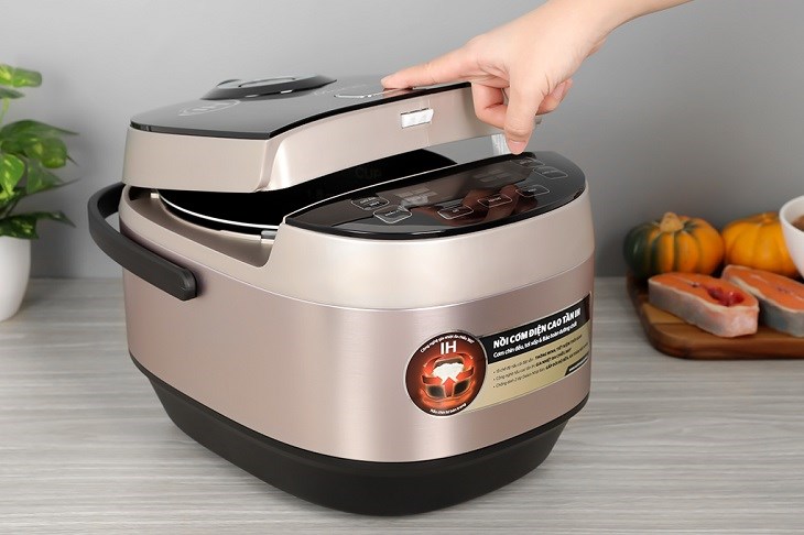 Nồi cơm cao tần Sunhouse Mama 1.8 lít SHD8959 có công suất 1200W giúp lượng nhiệt tỏa đều khắp lòng nồi cho cơm chín đều, nhanh chóng