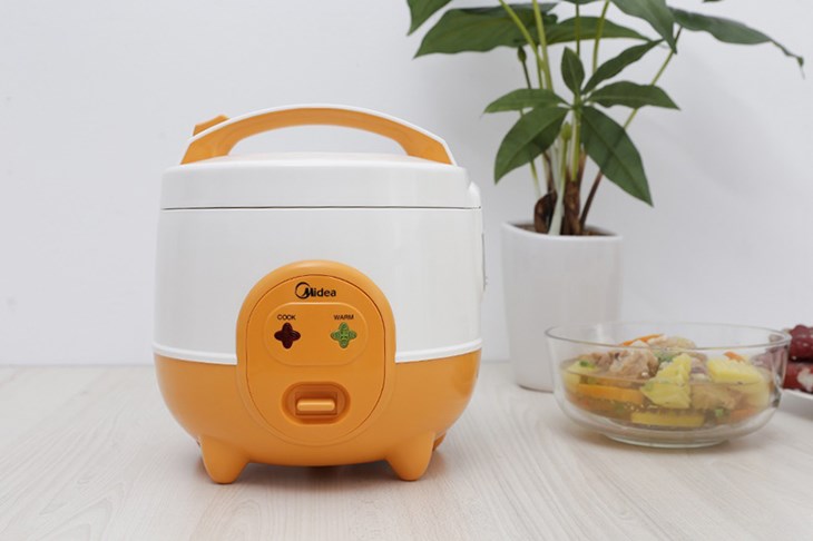 Nồi cơm nắp gài Midea 0.6 lít MR-CM06SD có màu cam trắng trẻ trung, bắt mắt, kích cỡ nhỏ gọn tiện dụng Nồi cơm nắp gài Midea 0.6 lít MR-CM06SD có màu cam trắng trẻ trung, bắt mắt, kích cỡ nhỏ gọn tiện dụng