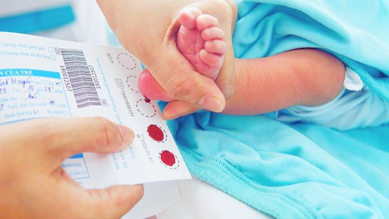 Sàng lọc sau sinh được thực hiện bằng cách xét nghiệm mẫu máu lấy từ gót chân của trẻ