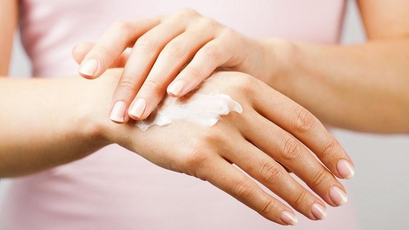 Thường xuyên bôi kem dưỡng ẩm cho da để ngăn ngừa bệnh á sừng 