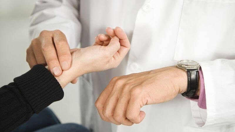 Nếu mạch nhanh kể cả khi bình thường thì nên đến gặp bác sĩ Nếu mạch nhanh kể cả khi bình thường thì nên đến gặp bác sĩ