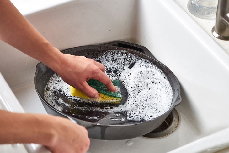 Không sử dụng chất tẩy rửa mạnh để vệ sinh chảo gang nhằm tránh tình trạng làm hỏng lớp chống dính, bề mặt chảo