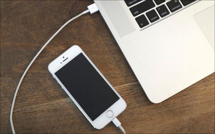 Bạn dùng cáp kết nối máy tính với iPhone Bạn dùng cáp kết nối máy tính với iPhone