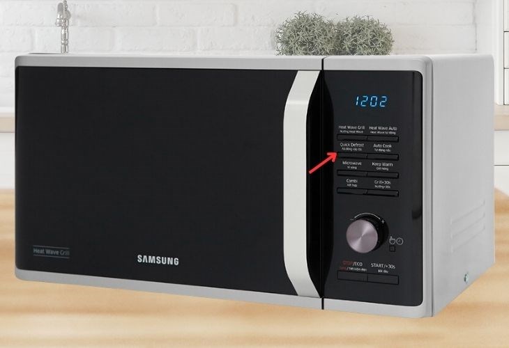 Lò vi sóng có nướng Samsung MG23K3575AS/SV-N 23 lít có tính năng Quick Defrost giúp tự động tính toán thời gian rã đông vô cùng chuẩn xác.