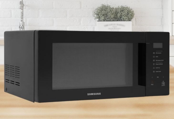 Lò vi sóng có nướng Samsung MG30T5018CK/SV 30 lít có giá 4.140.000 VNĐ (cập nhật 13/04/2023, có thể thay đổi theo thời gian), giúp mọi căn bếp thêm đẳng cấp, sang trọng