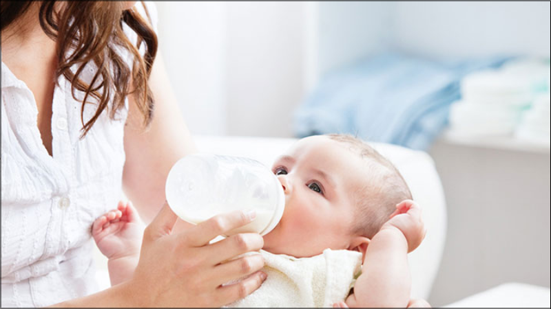 Sữa mẹ hoặc sữa công thức để vừa giúp bé giải khát, vừa cung cấp thêm calo cho bé