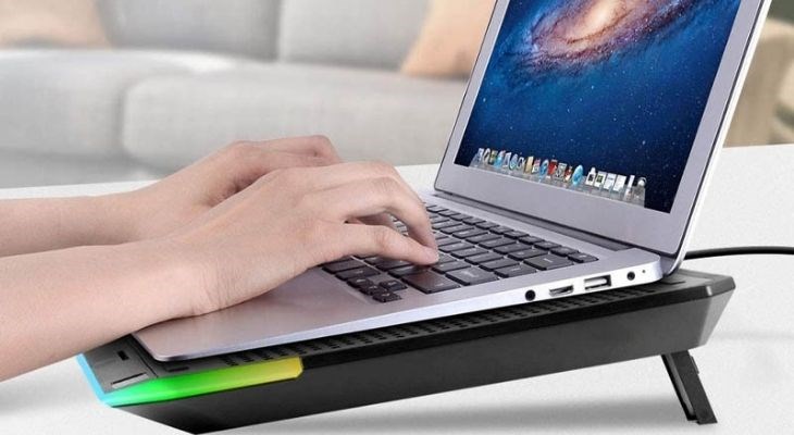 Người dùng nên trang bị đế tản nhiệt để giúp laptop hạn chế chai pin