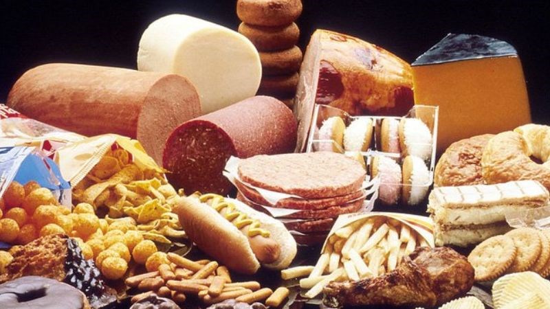 Không nên ăn nhiều thực phẩm có chứa chất béo bão hòa khi bị thủy đậu
