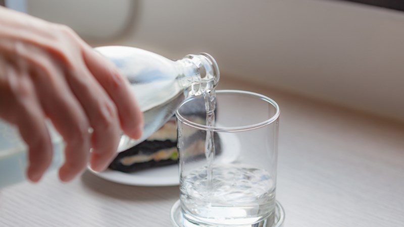 Uống nước ấm tốt cho hệ tiêu hóa và giúp cơ thể thải nhiệt tốt hơn