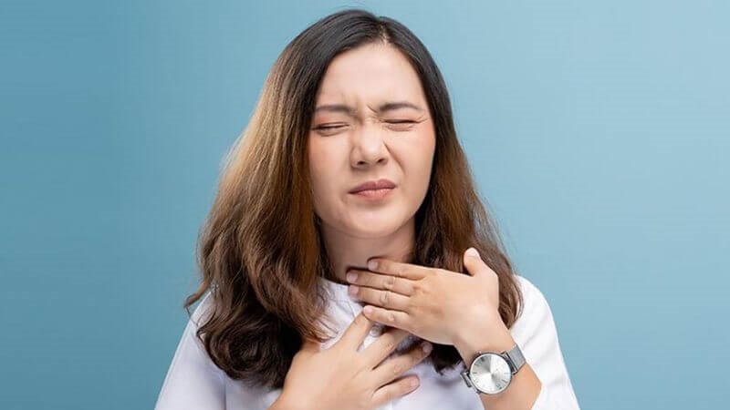 Đi mưa có thể gây bệnh về hô hấp như cảm lạnh, cảm cúm, viêm họng