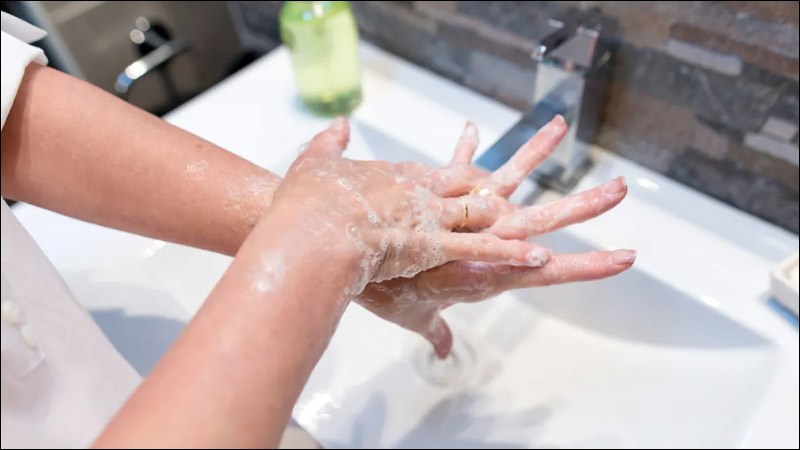 Rửa tay sạch sẽ là một trong những biện pháp phòng ngừa bệnh vào mùa mưa