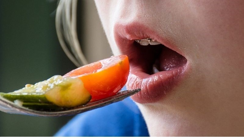 Thức ăn mềm ít có khả năng gây hại cho niềng răng hoặc gây đau