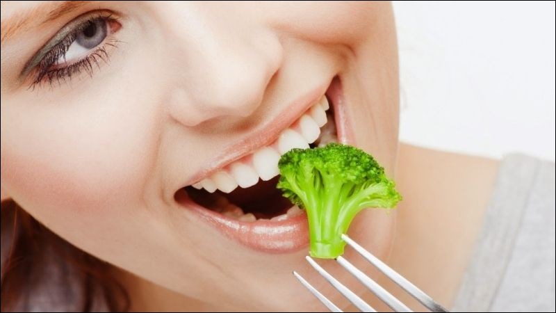 Cắn từng miếng nhỏ kiểm soát giảm sự khó chịu khi tiếp xúc giữa thức ăn với các khí cụ và bảo vệ niềng răng