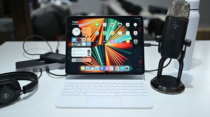 Máy tính bảng iPad Pro M1 12.9 inch WiFi 512GB (2021) sử dụng iPadOS 15 có thể kết nối với các thiết bị như Apple Pencil, Magic Keyboard,... dễ dàng Máy tính bảng iPad Pro M1 12.9 inch WiFi 512GB (2021) sử dụng iPadOS 15 có thể kết nối với các thiết bị như Apple Pencil, Magic Keyboard,... dễ dàng