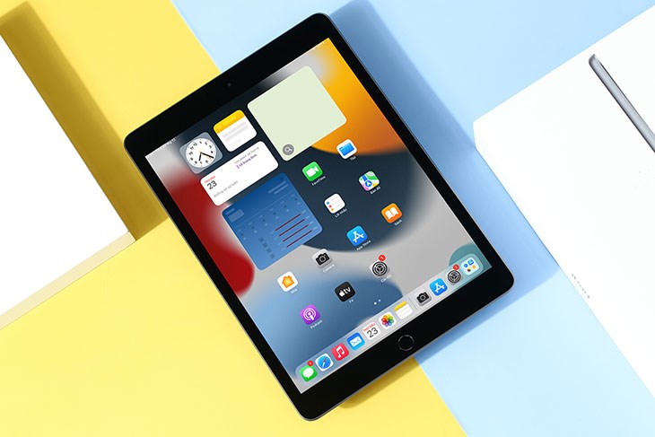 Máy tính bảng iPad 9 WiFi 64GB sử dụng hệ điều hành iPadOS 15 giúp tác vụ đa nhiệm trực quan hơn Máy tính bảng iPad 9 WiFi 64GB sử dụng hệ điều hành iPadOS 15 giúp tác vụ đa nhiệm trực quan hơn