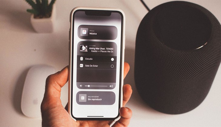 Cơ chế hoạt động của AirPlay 2: gồm một nguồn phát và một (hoặc nhiều) thiết bị đích, kết nối với nhau