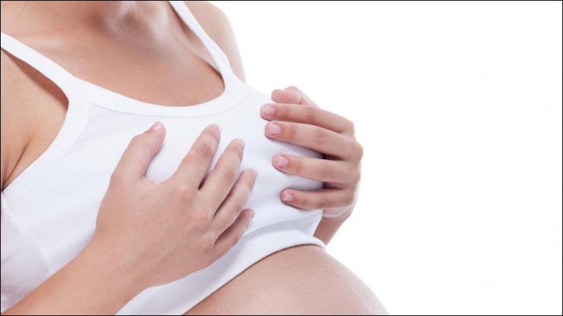 Dấu hiệu đầu của mang thai là vùng ngực của bạn có thể cảm thấy căng tức, đau hoặc ngứa, quầng vú đổi màu sẫm