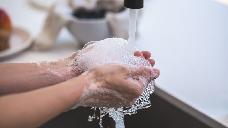 Bạn nên rửa tay bằng xà phòng trước khi thực hiện quan sát màng trinh