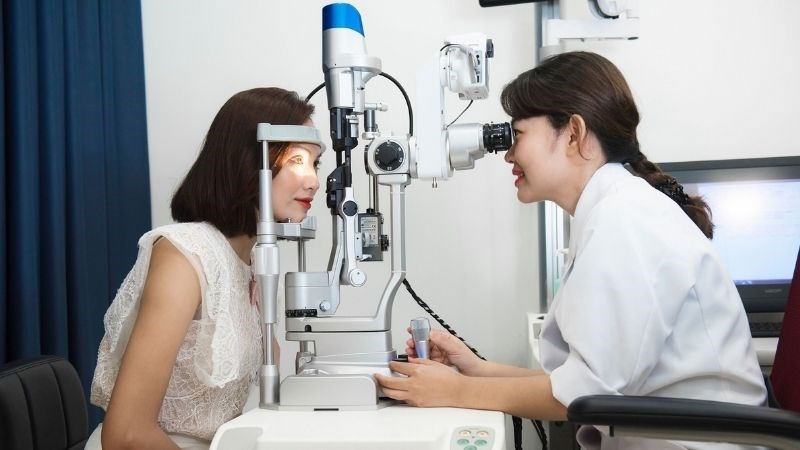 Hãy đến bác sĩ nhãn khoa để kiểm tra thị lực toàn diện ít nhất mỗi năm một lần