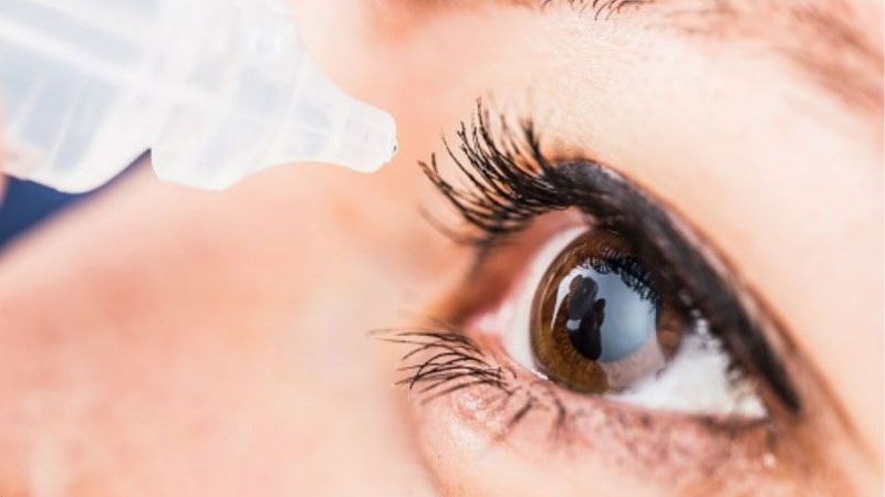 Dùng nước mắt nhân tạo để tránh tình trạng khô mắt và giúp mắt nghỉ ngơi