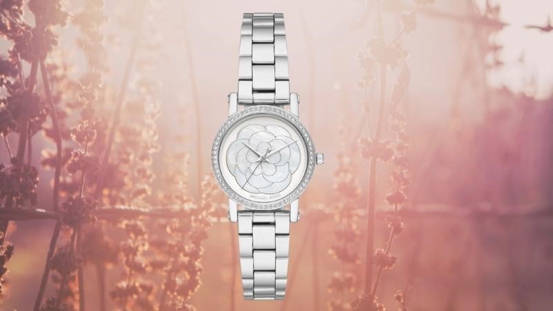 Chiếc đồng hồ nữ màu bạc tinh tế với thiết kế đóa hoa 