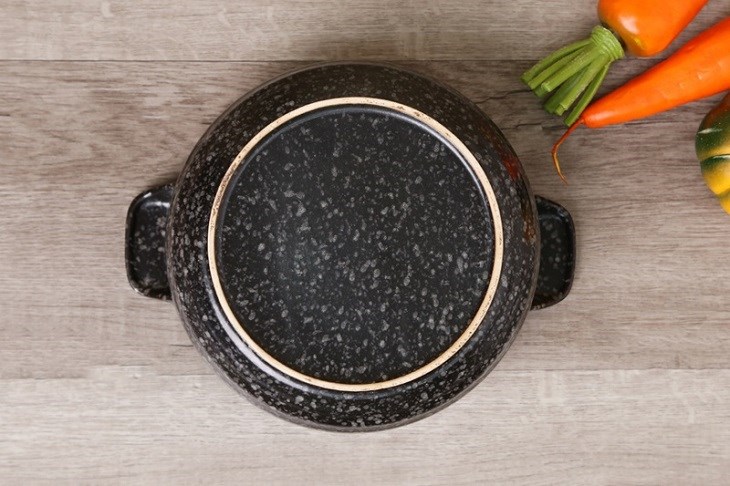 Nồi được sản xuất từ nguyên liệu cao cấp giúp tỏa nhiệt đều và làm thức ăn chín nhanh hơn