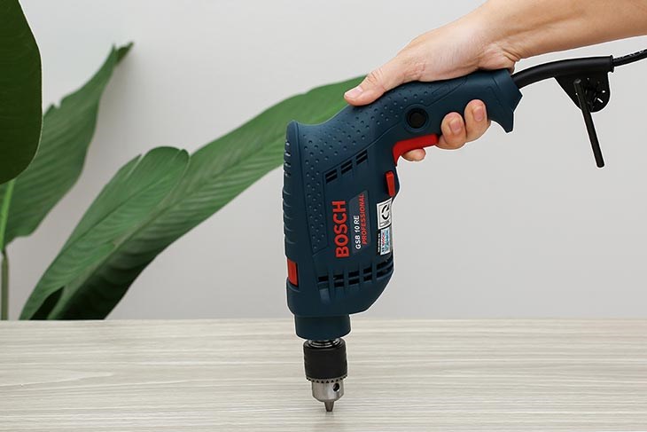 Cầm nắm trên phần có vỏ cách điện trên thân máy khoan động lực điện Bosch GSB 10 RE 500W