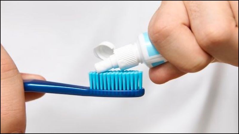 Đánh răng thường xuyên và hạn chế sử dụng thực phẩm gây vàng răng Đánh răng thường xuyên và hạn chế sử dụng thực phẩm gây vàng răng