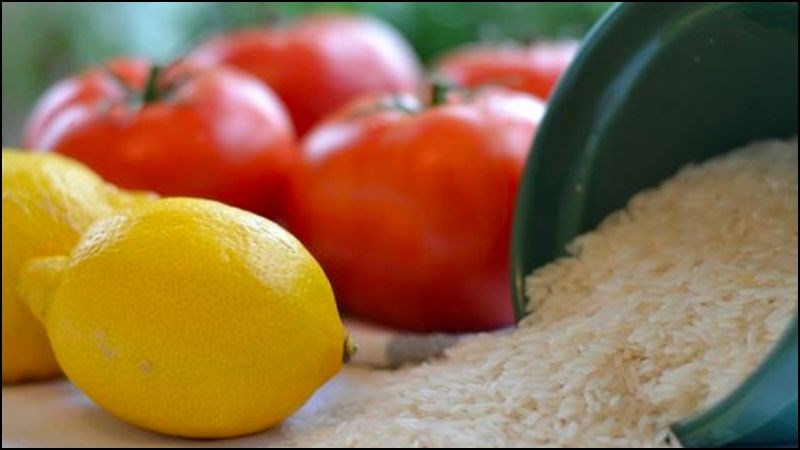 Axit của chanh và cà chua làm trắng răng vô cùng tốt Axit của chanh và cà chua làm trắng răng vô cùng tốt