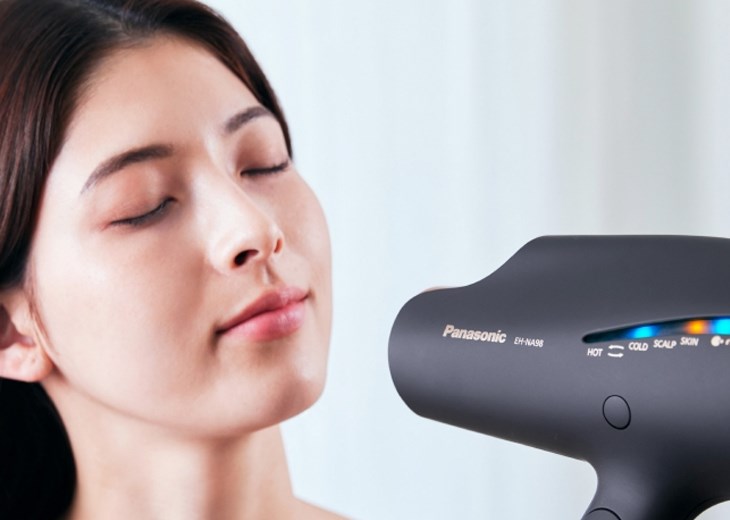 Máy sấy Nanoe của Panasonic giúp da mặt của bạn được thư giãn và dưỡng ẩm nhờ trang bị chế độ chăm sóc da mặt