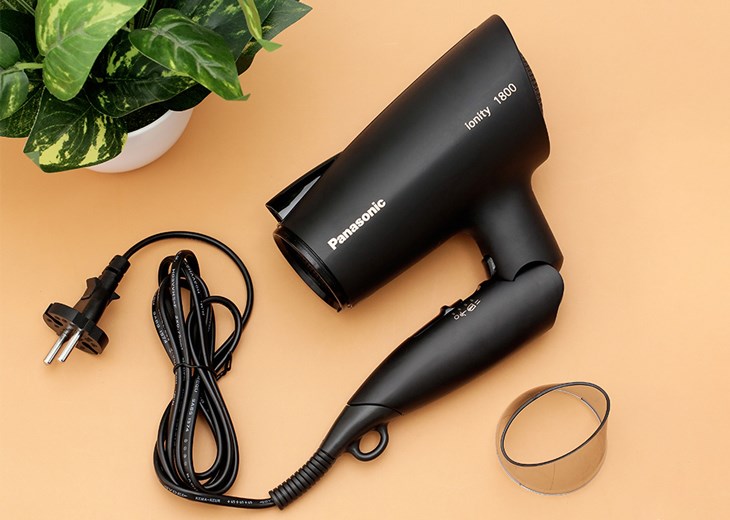Máy sấy tóc 1800W Panasonic EH-NE27-K645 được trang bị công nghệ Ionity tạo ra các phân tử ion để phủ lên tóc, cho tóc bóng mượt và óng ả