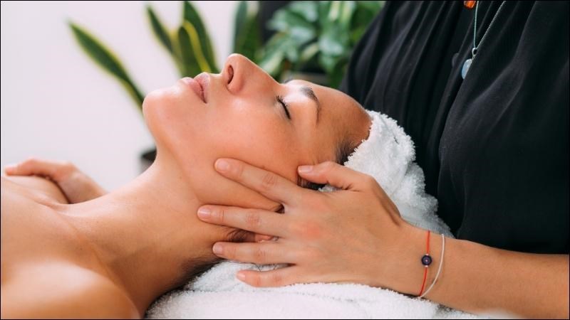 Massage giúp tuần hoàn mạch máu và giảm bớt nếp nhăn trên da