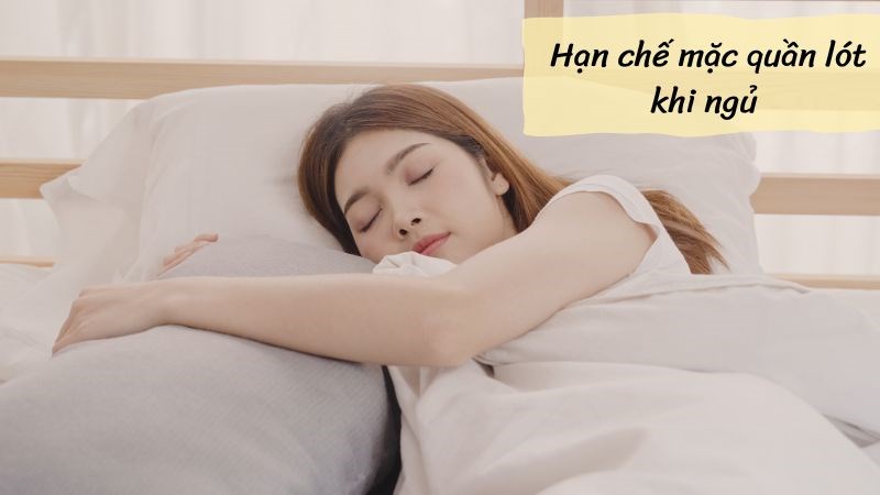 Hạn chế mặc quần lót khi đi ngủ để cô bé nghỉ ngơi.