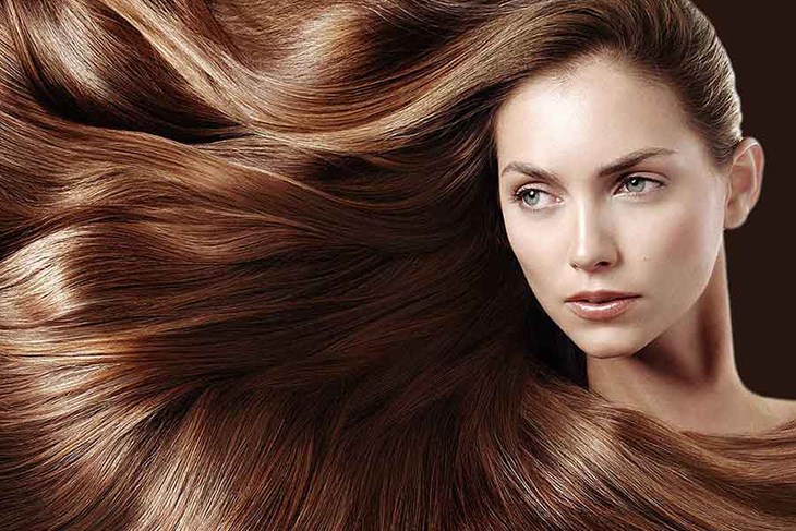 Các ion khí nhỏ được phát ra bởi công nghệ Nanoe có khả năng thẩm thấu vào sợi tóc giảm hư tóc bởi tia UV