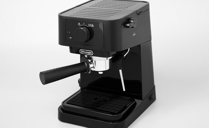 Máy pha cà phê Delonghi EC230.BK là loại máy bán tự động nên chỉ có chức năng chiết suất cà phê
