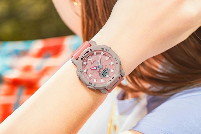 Đồng hồ có phong cách năng động, sở hữu màu hồng đất độc đáo