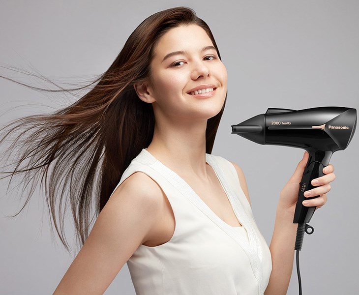 Công nghệ Ionity trên máy sấy tóc Panasonic giúp tóc mềm mượt và giữ độ ẩm tốt hơn