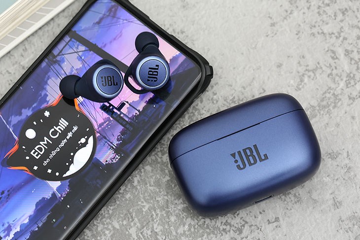 Tai nghe Bluetooth True Wireless JBL LIVE 300 thoải mái vận động thể thao không cần lo lắng mồ hôi sẽ làm hỏng nhờ chuẩn kháng nước IPX5 