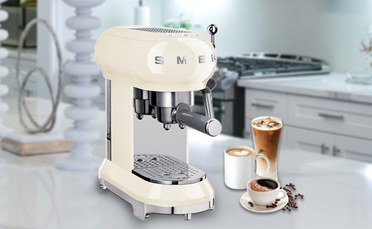 Máy pha cà phê Smeg ECF01CREU (535.43.655) hiện đang được kinh doanh tại Thcslytutrongst.edu.vn với giá 17.990.000 đồng (giá được cập nhật vào tháng 06/2023)