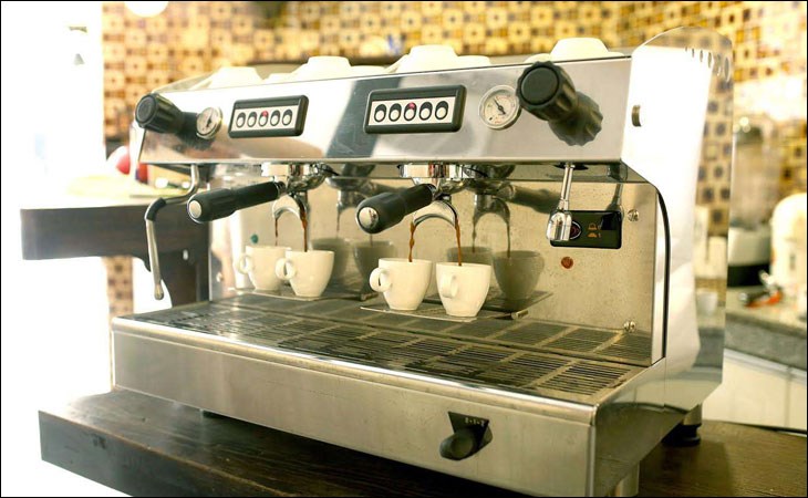 Máy pha cà phê công nghiệp có công suất lớn, phục vụ cho các nhà hàng, khách sạn