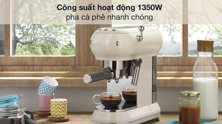 Máy pha cà phê Smeg ECF01CREU (535.43.655) hoạt động với công suất 1350W giúp pha chế những tách cà phê nóng hổi, đậm đà nhanh chóng