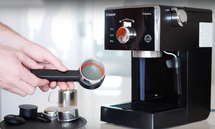 Máy pha cà phê Saeco có kích thước nhỏ gọn, công suất vừa phải, giúp bạn pha được ly cafe chất lượng