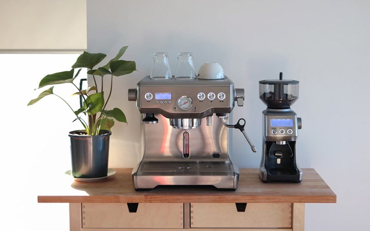 Máy pha cà phê Breville có kiểu dáng trang nhã, kích thước nhỏ gọn, tiết kiệm không gian bố trí