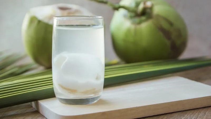Người khỏe mạnh có thể sử dụng 1 - 2 cốc nước dừa mỗi ngày