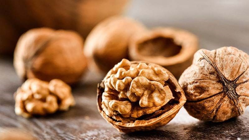 Người bị dị ứng với hạt óc chó nên thận trọng khi sử dụng nước dừa